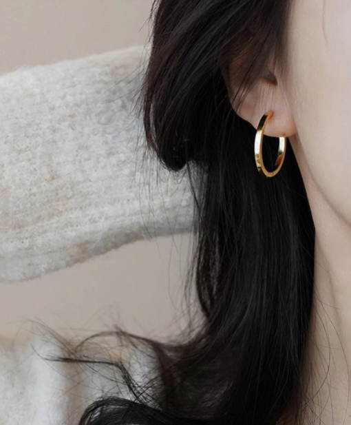 minimalist gold hoop earrings